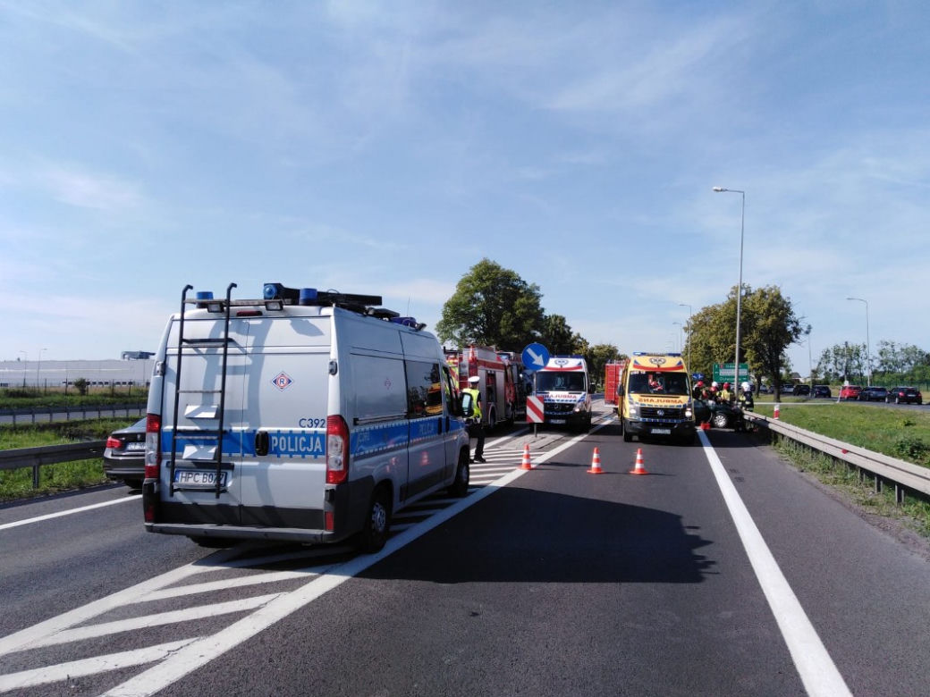 Poważny wypadek w Ostaszewie pod Toruniem. Ciężko ranny kierowca w szpitalu