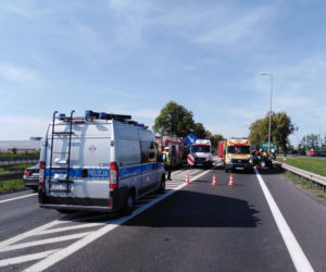 Poważny wypadek w Ostaszewie pod Toruniem. Ciężko ranny kierowca w szpitalu