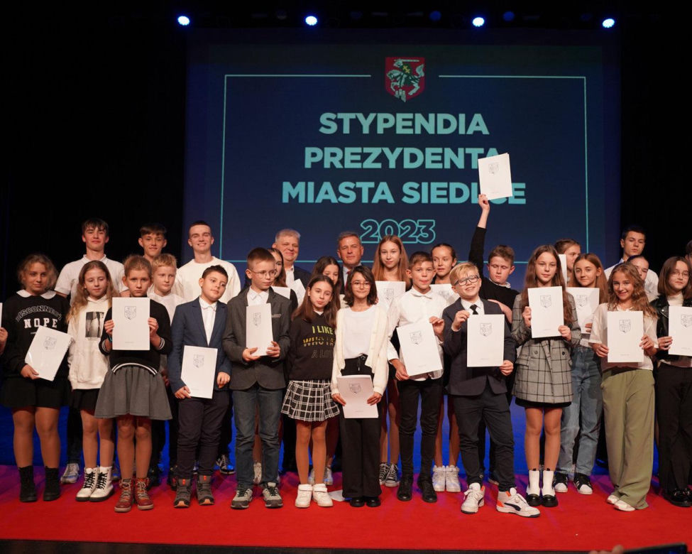 Stypendyści odebrali z rąk prezydenta Andrzeja Sitnika Listy Gratulacyjne