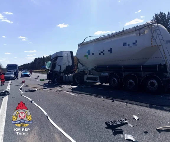 Wypadek ciężarówek na S10! Gigantyczne utrudnienia na trasie