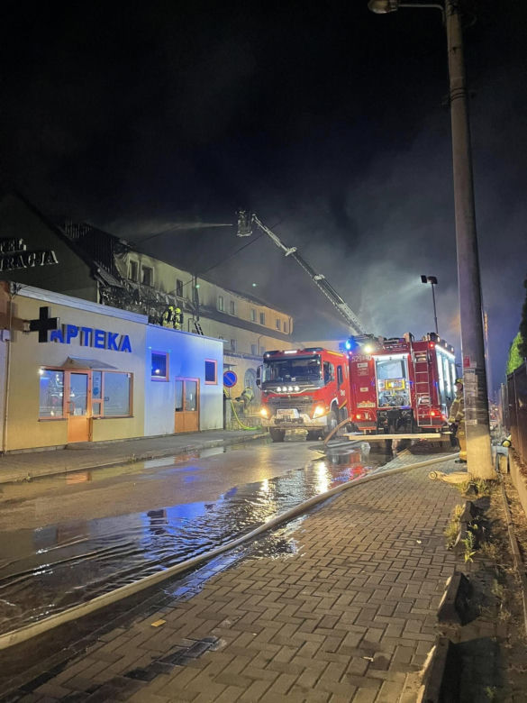 Nocny pożar hotelu w Nowym Brzesku. Z żywiołem walczyło ponad 100 strażaków 