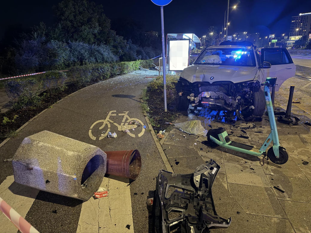 W BMW staranował przystanek. Wcześniej stracił prawo jazdy