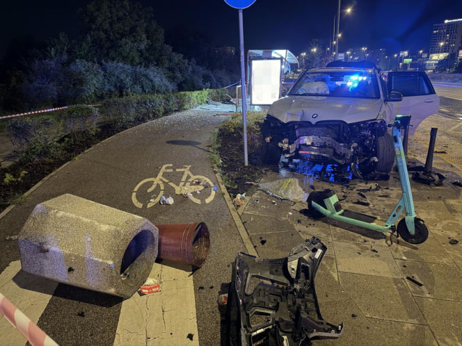 W BMW staranował przystanek. Wcześniej stracił prawo jazdy