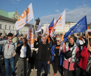 „Śmierdzi to ruską skarpetą!” Gorąco w Warszawie! Wielki protest na Krakowskim Przedmieściu