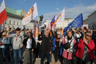 „Śmierdzi to ruską skarpetą!” Gorąco w Warszawie! Wielki protest na Krakowskim Przedmieściu