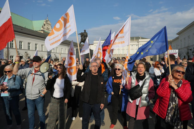 „Śmierdzi to ruską skarpetą!” Gorąco w Warszawie! Wielki protest na Krakowskim Przedmieściu