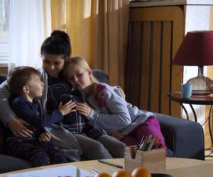 M jak miłość odc. 1421. Kinga (Katarzyna Cichopek), \Lenka (Marysia Głowacka), Mikołaj Misiek (Aleksander Bożyk)