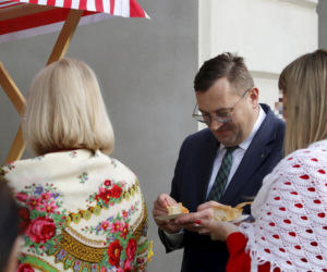 Minister rolnictwa Stefan Krajewski na jarmarku wielkanocnym