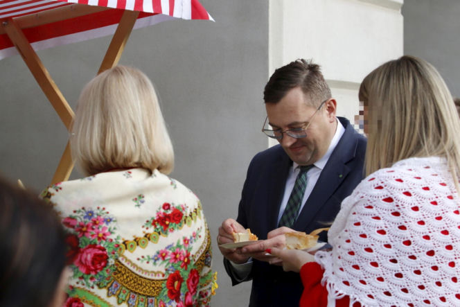 Minister rolnictwa Stefan Krajewski na jarmarku wielkanocnym