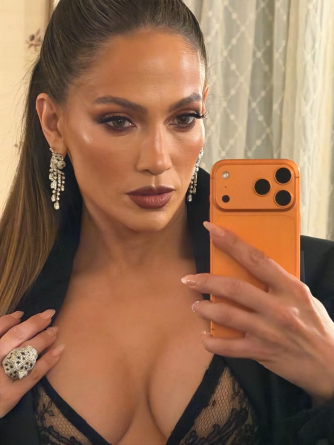 56-letnia Jennifer Lopez młodsza niż kiedykolwiek. Dla fanek ma radę: "Wstań i weź się do roboty"