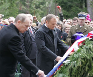 Donald Tusk i Władimir Putin w Katyniu