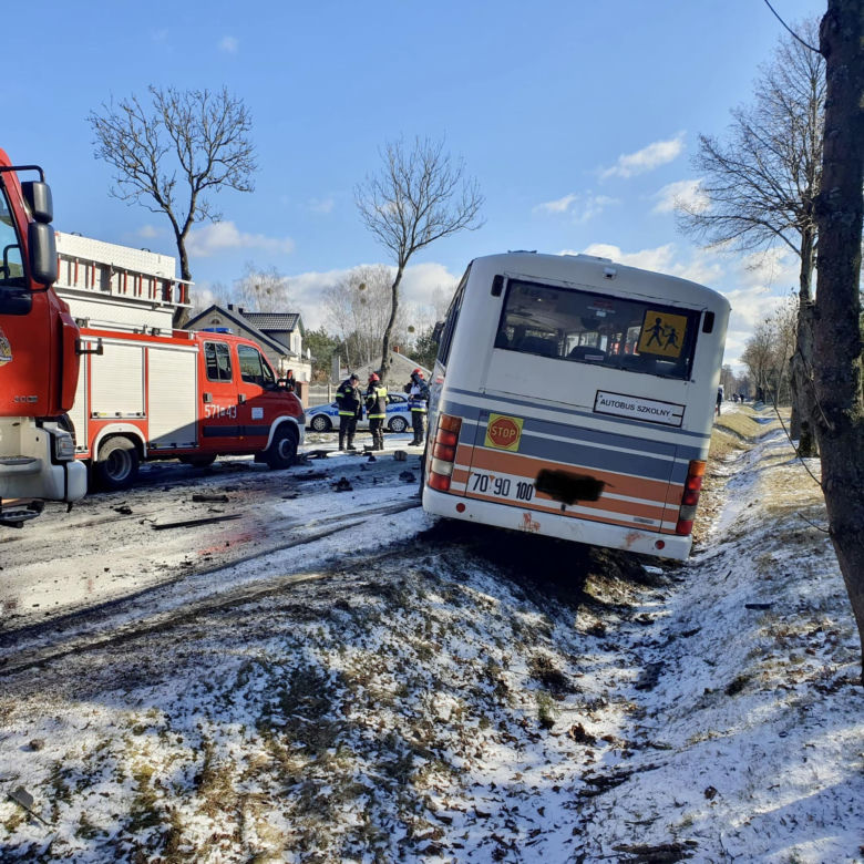 Potworne zderzenie czołowe dwóch pojazdów pod Płońskiem. Zginęło dwóch mężczyzn. Z osobówki zostały szczątki	