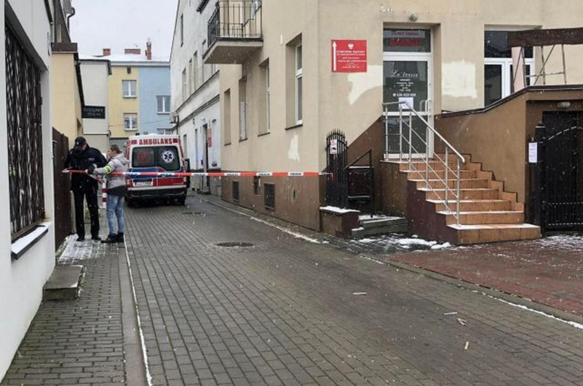 Zaatakował nożem komorniczkę, kobieta nie miała szans. Matka zabójcy zabrała głos: „przepraszam za mojego syna”