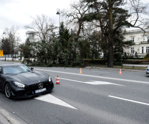 Warszawa: Al Ujazdowskie, potężne drzewo spadło na autobus i zablokowało ulicę