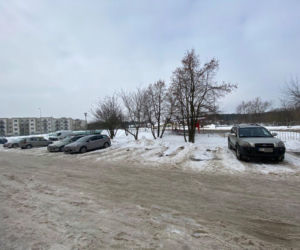 Próba porwania dziecka w Białymstoku. Rodzice są przerażeni. Ciemny samochód, mężczyzna w okularach