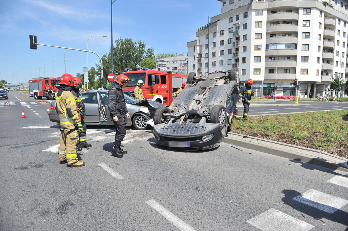 Wypadek na Sokratesa. Saab huknął w taksówkę, auto dachowało