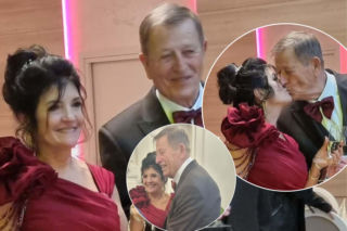 Suknia ślubna ukochanej Staszka z „Sanatorium miłości”. Magnetyzujący kolor i niecodzienny dodatek. Senior nie odrywał oczu od żony