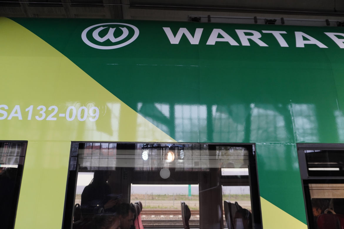 Pociąg Kolei Wielkopolskich w barwach Warty Poznań