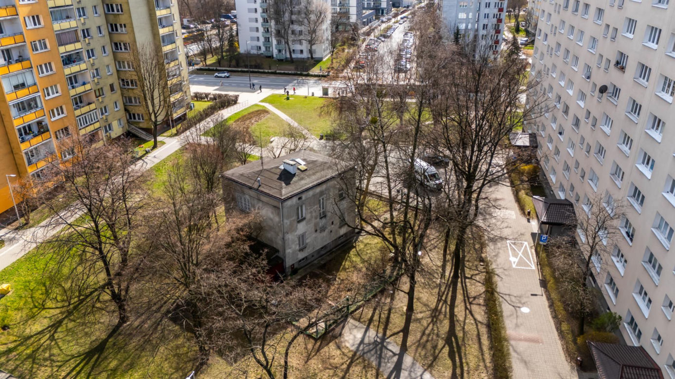 Dom jednorodzinny między blokami przy alei Lotników 26 w Warszawie