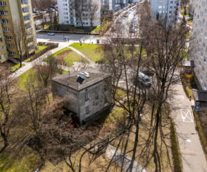 Dom jednorodzinny między blokami przy alei Lotników 26 w Warszawie