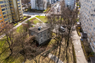Dom jednorodzinny między blokami przy alei Lotników 26 w Warszawie