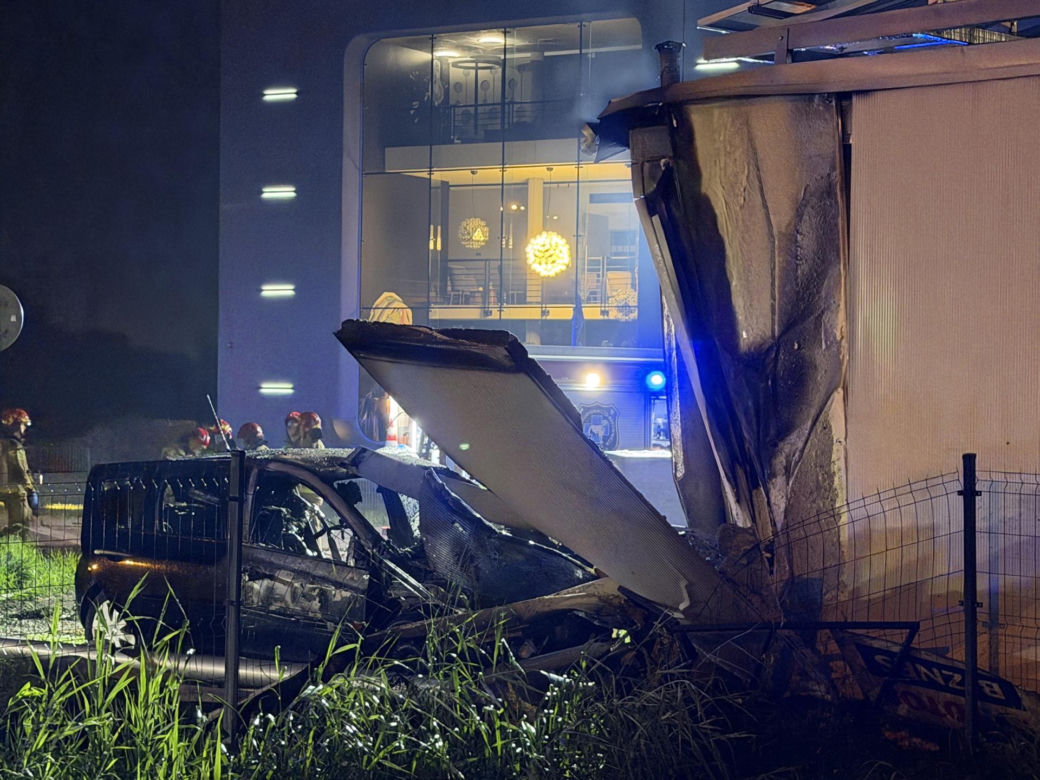 Groźny wypadek w Warszawie. Autem wjechał w stację paliw