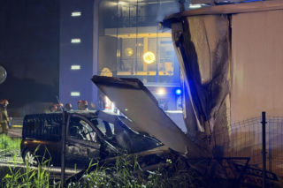 Groźny wypadek w Warszawie. Autem wjechał w stację paliw