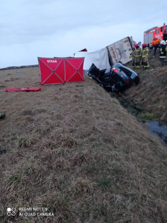 Gniazdowo. Kierowca volkswagena zginął po zderzeniu z tirem. W aucie ogromna kwota! Milion euro? [ZDJĘCIA]