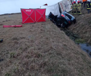 Gniazdowo. Kierowca volkswagena zginął po zderzeniu z tirem. W aucie ogromna kwota! Milion euro? [ZDJĘCIA]