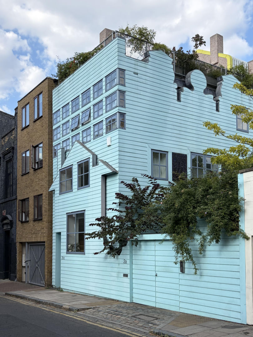 Blue House w Londynie od FAT