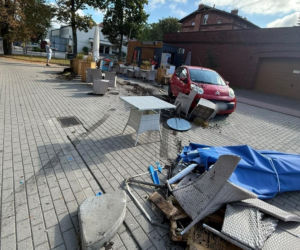 40-latka staranowała samochodem ogródek gastronomiczny w Śmiglu. Była kompletnie pijana