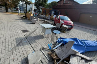 40-latka staranowała samochodem ogródek gastronomiczny w Śmiglu. Była kompletnie pijana