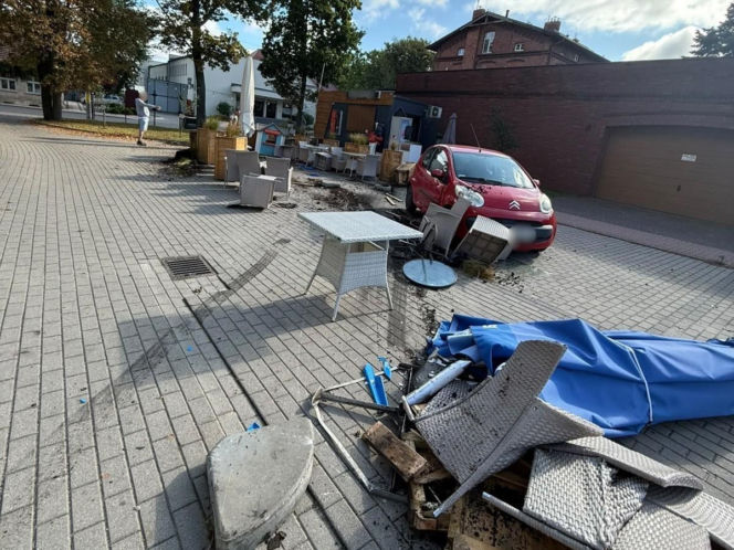 40-latka staranowała samochodem ogródek gastronomiczny w Śmiglu. Była kompletnie pijana