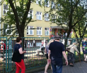 Kolejka do lokalu wyborczego na warszawskim Powiślu