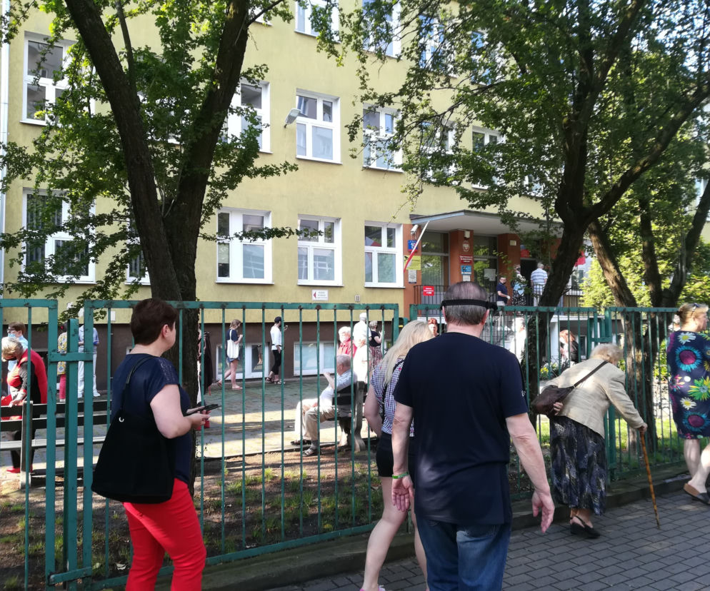 Kolejka do lokalu wyborczego na warszawskim Powiślu