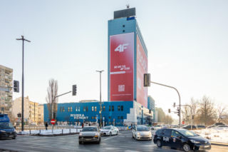 Zagraniczni studenci mieli nam zazdrościć Riviery. Dziś akademik Politechniki Warszawskiej to niezbyt urodziwy wieszak na reklamy