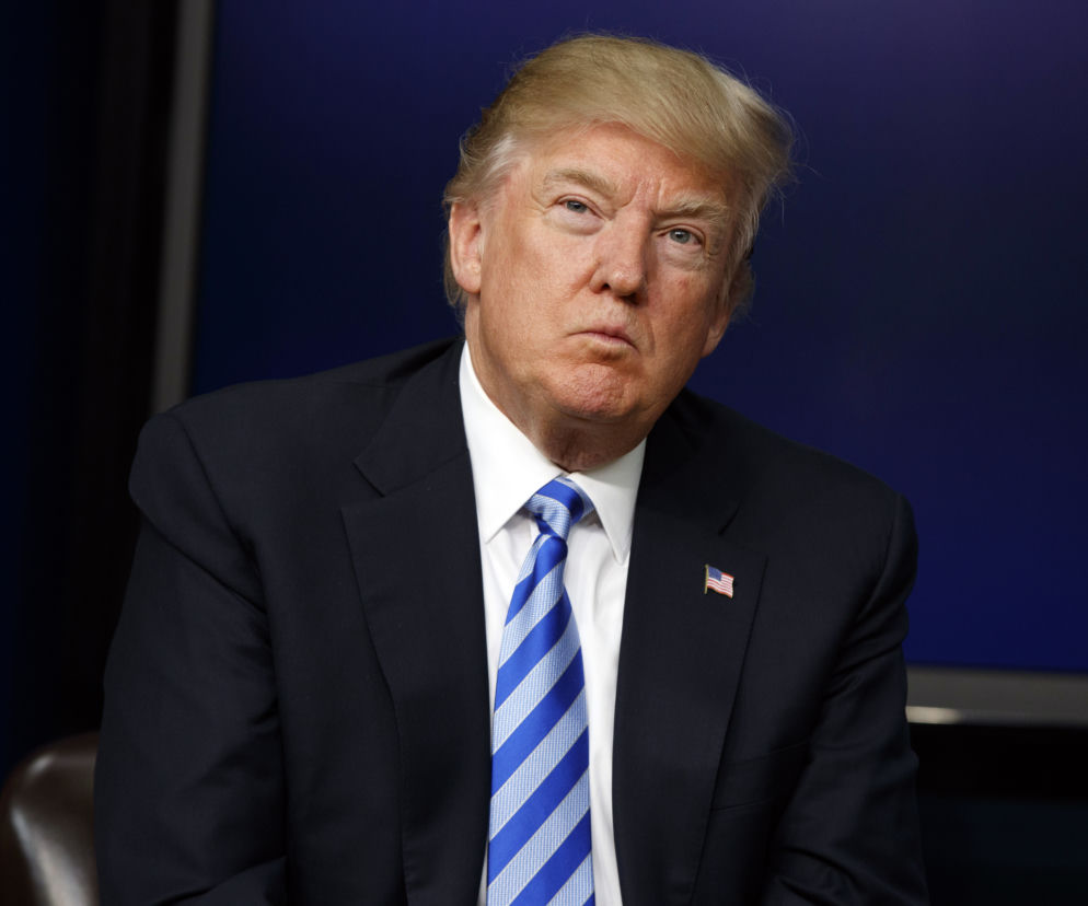 Putin grozi, Trump gra w golfa