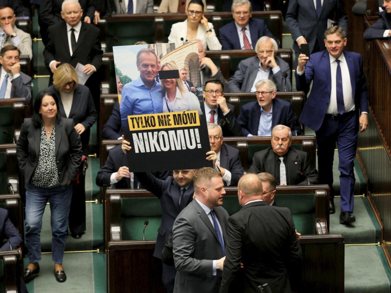 Dantejskie sceny w Sejmie! Posłowie PiS przynieśli wymowne banery, Trela nie wytrzym…