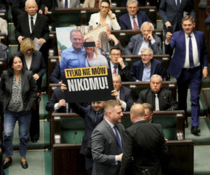 Dantejskie sceny w Sejmie! Posłowie PiS przynieśli wymowne banery, Trela nie wytrzymał
