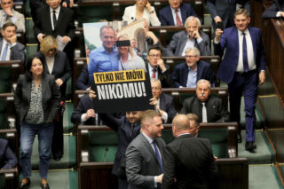 Dantejskie sceny w Sejmie! Posłowie PiS przynieśli wymowne banery, Trela nie wytrzymał
