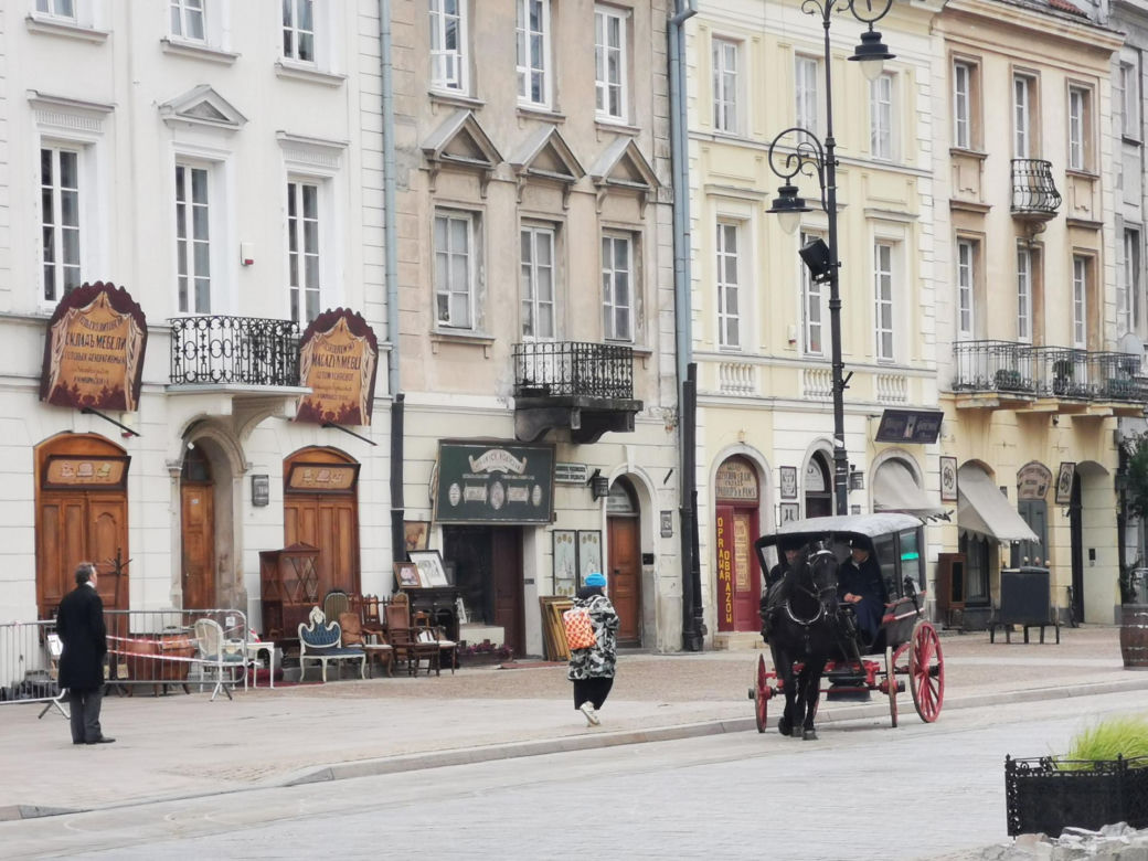 Co się dzieje na Krakowskim Przedmieściu w Warszawie? Rosyjskie napisy na ulicach