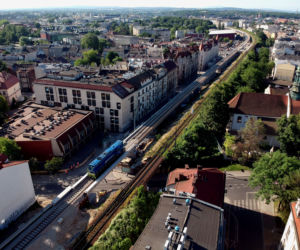 Kraków: Pierwsza lokomotywa przejechała po nowych estakadach kolejowych na Grzegórzkach