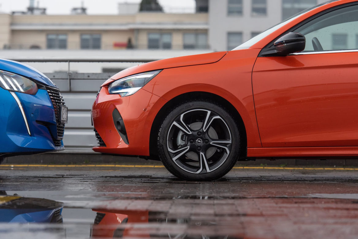Peugeot 208 Allure vs Opel Corsa Elegance