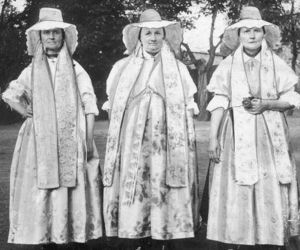 Kobiety i dziewczynki w strojach regionalnych z Górnego Śląska. Rok 1929.