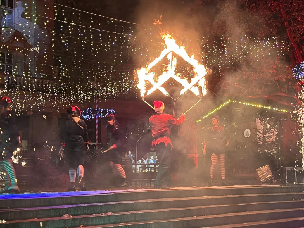 Betlejem Poznańskie 2023. Zimowe Fire Show na placu Wolności w Poznaniu
