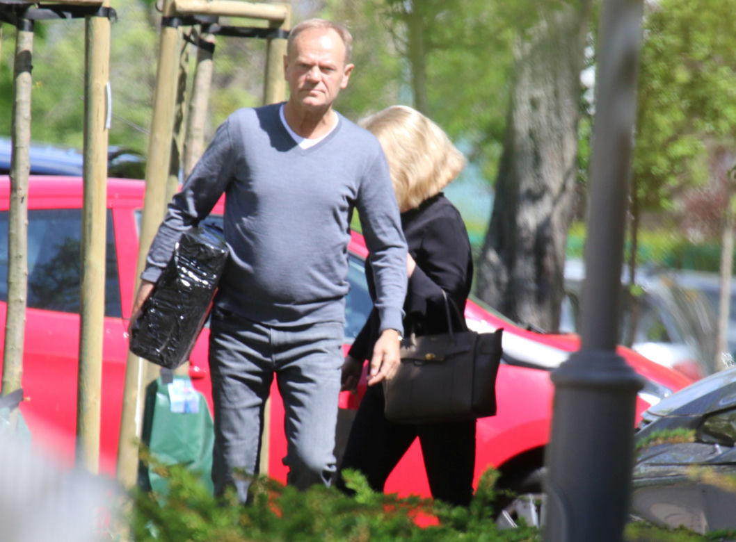 Donald Tusk i tajemnicza przesyłka