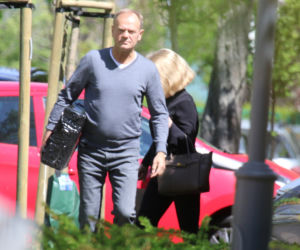 Donald Tusk i tajemnicza przesyłka