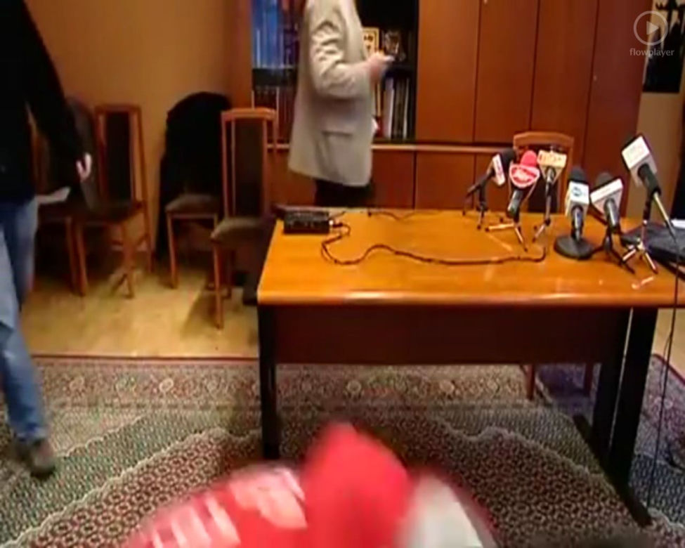Prokurator STRZELIŁ SOBIE W GŁOWĘ na konferencji - ZDJĘCIA - MINUTA PO MINUCIE