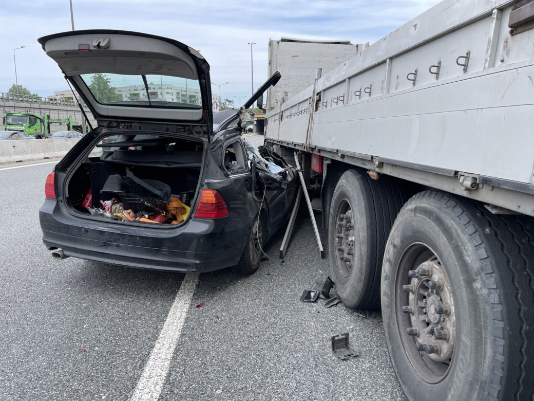 Poważny wypadek na S8. BMW rozpruło się o naczepę ciężarówki