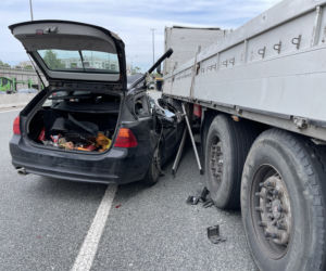 Poważny wypadek na S8. BMW rozpruło się o naczepę ciężarówki